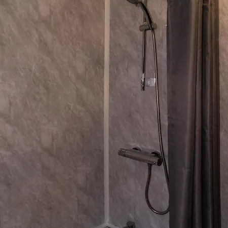 The At Carlton Tavern Free Parking *