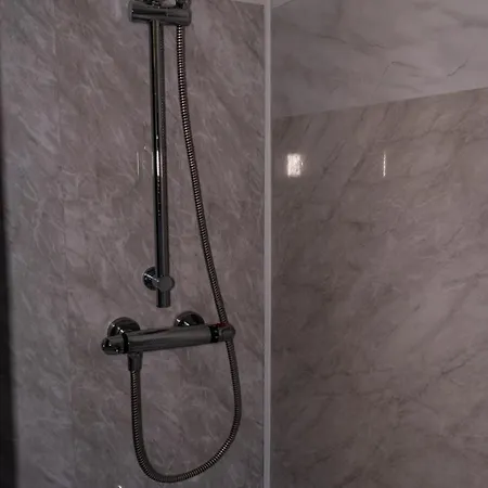 Деревянный коттедж The At Carlton Tavern Free Parking