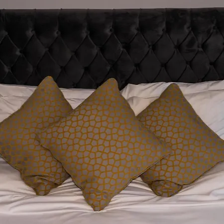 The At Carlton Tavern Free Parking *