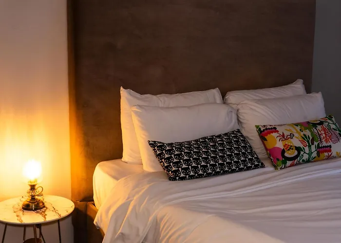 Lodge The At Carlton Tavern Free Parking *