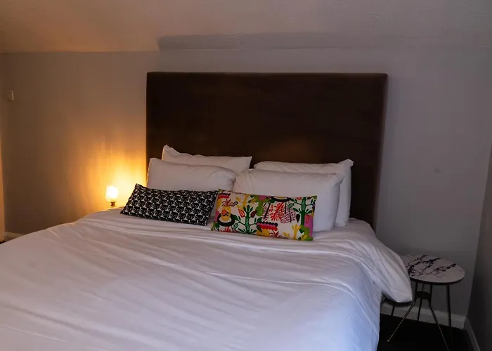 Lodge The At Carlton Tavern Free Parking *