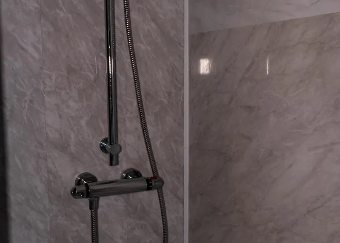 Lodge The At Carlton Tavern Free Parking