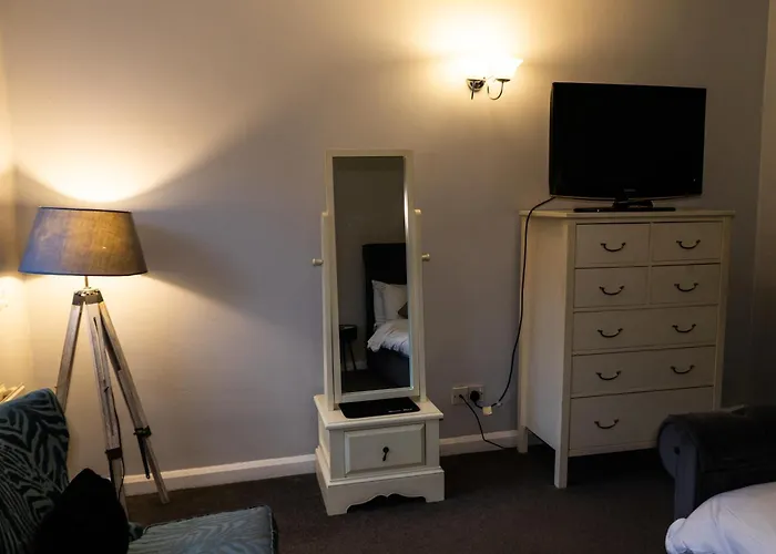 The At Carlton Tavern Free Parking Lodge