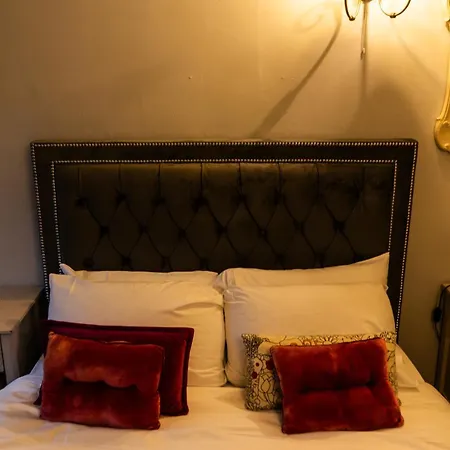 بيت خشبي The At Carlton Tavern Free Parking *